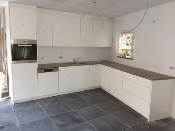 Witte keuken schrijnwerkerij Vanthuyne6